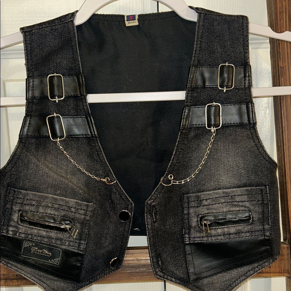 🦋Kids Black Vest with Buckle and Chain Details